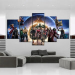 en un salón, en una pared encima del sofá, un cuadro de 5 héroes marvel alineados y listos para luchar