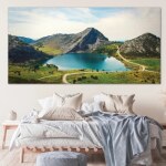 Tableau Montagne entre l'eau de source. Bonne qualité, original, accrochée sur un mur au-dessus d'un lit dans une maison