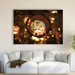 Tableau Attrape-rêve et lumières. Bonne qualité, original, accrochée sur un mur au dessus d'un canapé dans un salon