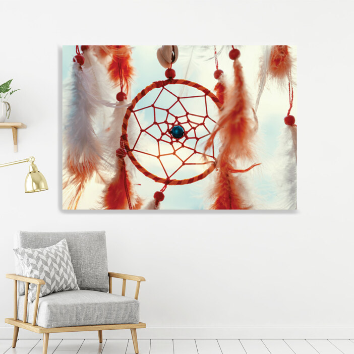 Tableau-Attrape-reve-rouge-suspendu-dans-les-airs-prdt-jpg Tableau Attrape-rêve rouge suspendu dans les airs. Bonne qualité, original, accrochée sur un mur au dessus d'un canapé dans un salon