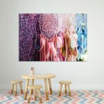 Tableau Attrape-rêves multicolore. Bonne qualité, original, accrochée sur un mur au dessus d'une table et trois chaise dans un salon