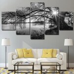 tableau d'un arbre au bord de l'eau. Le tableau est en noir et blanc et en 5 parties différentes.