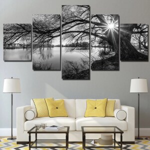 tableau d'un arbre au bord de l'eau. Le tableau est en noir et blanc et en 5 parties différentes.