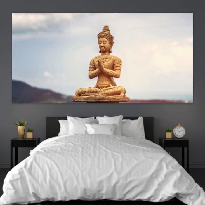 Tableau-bouddha-or-3 Tableau Bouddha d'or en prière. Bonne qualité, original, accrochée sur un mur au-dessus d'un lit dans une maison