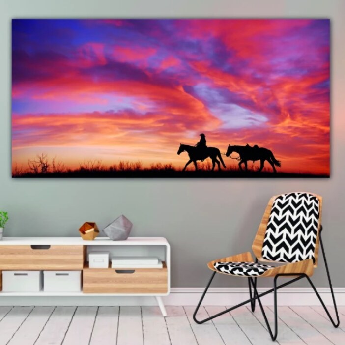 Tableau Chevaux dans un ciel coloré. Bonne qualité, original, accrochée sur un mur au dessus d'une table dans un salon