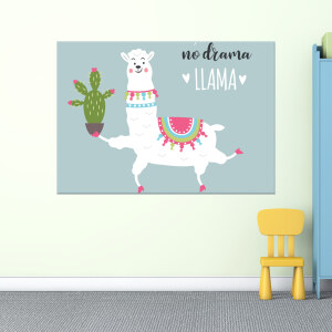 Tableau lama amusant avec un cactus. Bonne qualité, original, accrochée sur un mur au dessus d'une chaise jaune dans un salon