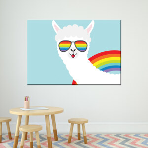 Tableau lama arc-en-ciel. Bonne qualité, original, accrochée sur un mur au dessus d'une table et trois chaises dans un salon