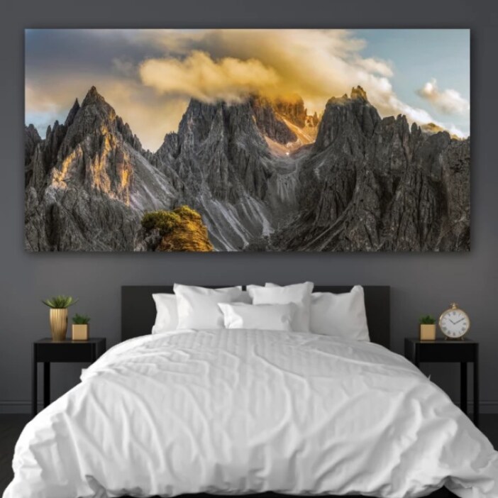 Tableau Extravagante montagne. Bonne qualité, original, accrochée sur un mur au dessus d'un lit dans un salon