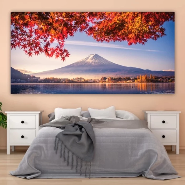 Tableau Montagne et printemps. Bonne qualité, original, accrochée sur un mur au dessus d'un lit dans une maison