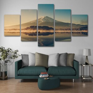 Tableau du'une montagne se reflètant dans un lac. Il y a un dégradé de jeune et de bleu reflètant le lever du soleil. Le tableau est divisé en cinq parties.