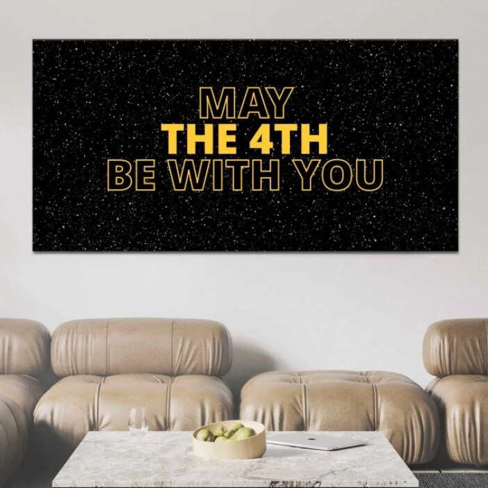 Tableau Que la force soit avec vous. Bonne qualité, original, accrochée sur un mur au dessus d'un canapé dans un salon