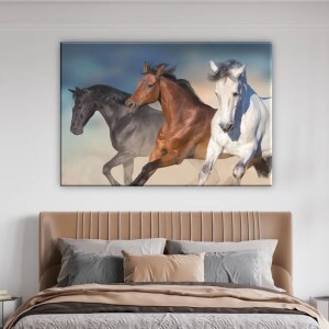 Tableau 3 chevaux courants. Bonne qualité, original, accrochée sur un mur au dessus d'un lit dans un salon