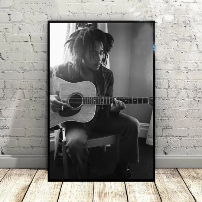 Tableau Bob Marley avec guitare noir et blanc. Bonne qualité, original, accrochée sur un mur dans un salon