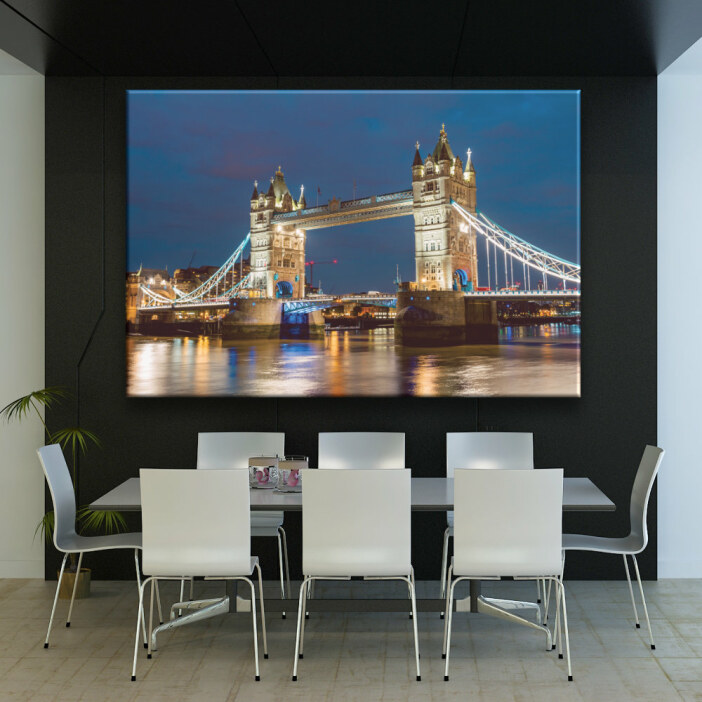 Tableau Londres Tower bridge. Bonne qualité, original, accrochée sur un mur au dessus d'une table à manger dans une maison