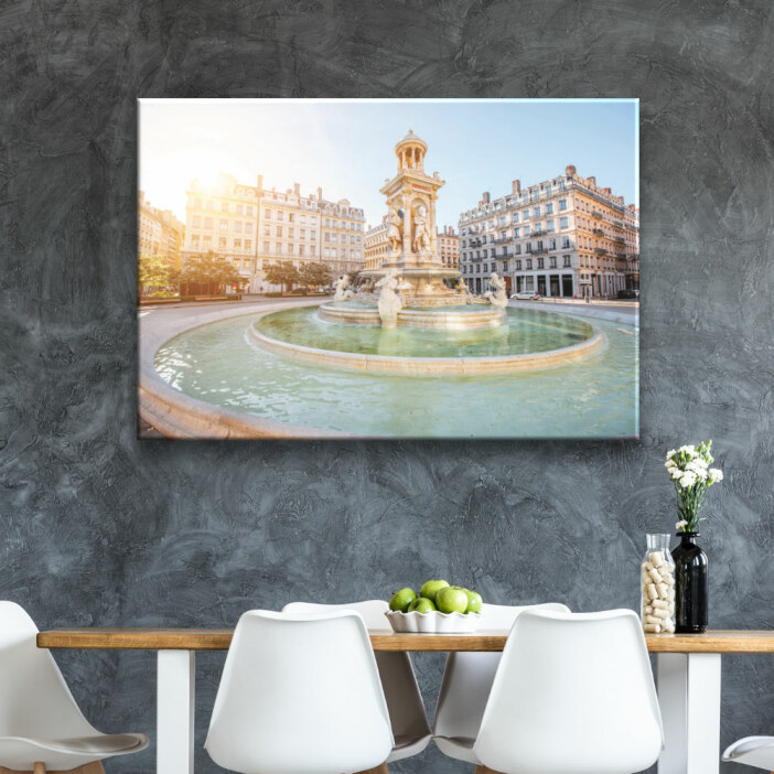 Tableau Lyon fontaine place des jacobins. Bonne qualité, original, accrochée sur un mur au-dessus d'une table de nuit dans un salon