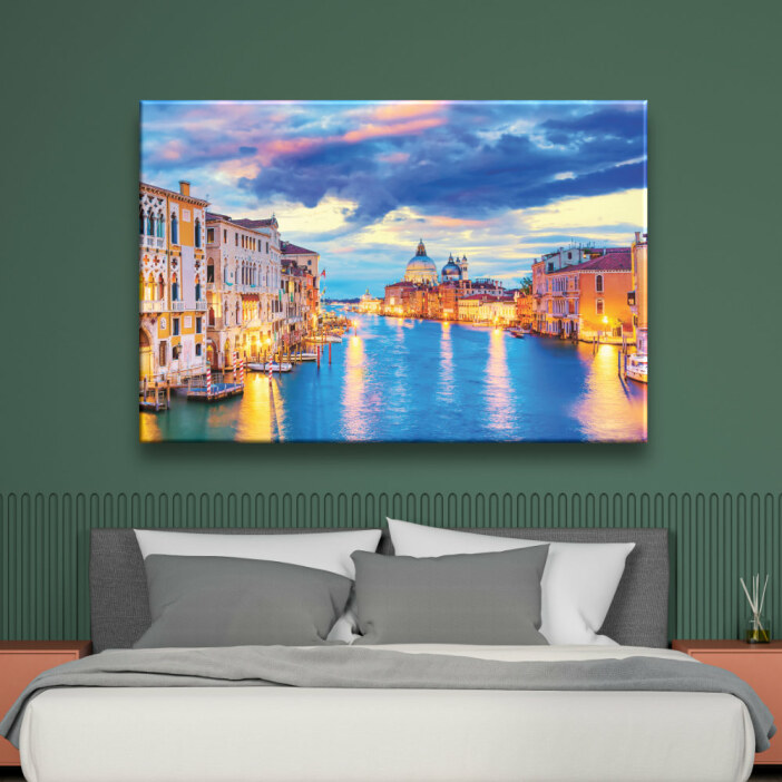 Tableau Venise cocher de soleil. Bonne qualité, original, accrochée sur un mur au dessus d'un lit dans une maison