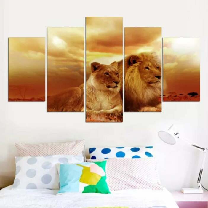 Tableau africain couple de lions. Bonne qualité, original, accrochée sur un mur au dessus d'un lit dans une maison