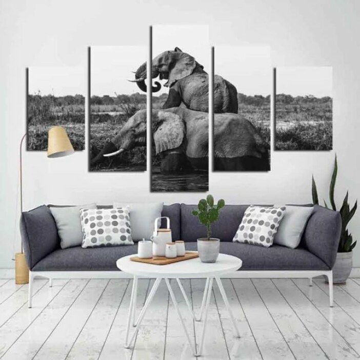 img_Tableau-africain-elephants-dans-la-riviere_03 Tableau africain éléphants dans la rivière. Bonne qualité, original, accrochée sur un mur au dessus d'un canapé dans un salon