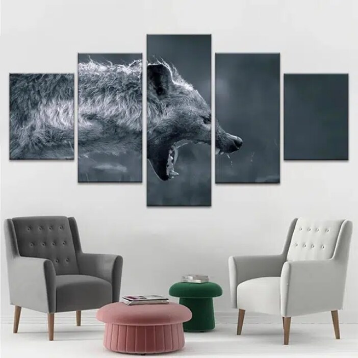 img_Tableau-africain-hyene_01 Tableau requin à la surface noir et blanc. Bonne qualité, original, accrochée sur un mur au dessus de deux chaise dans une maison