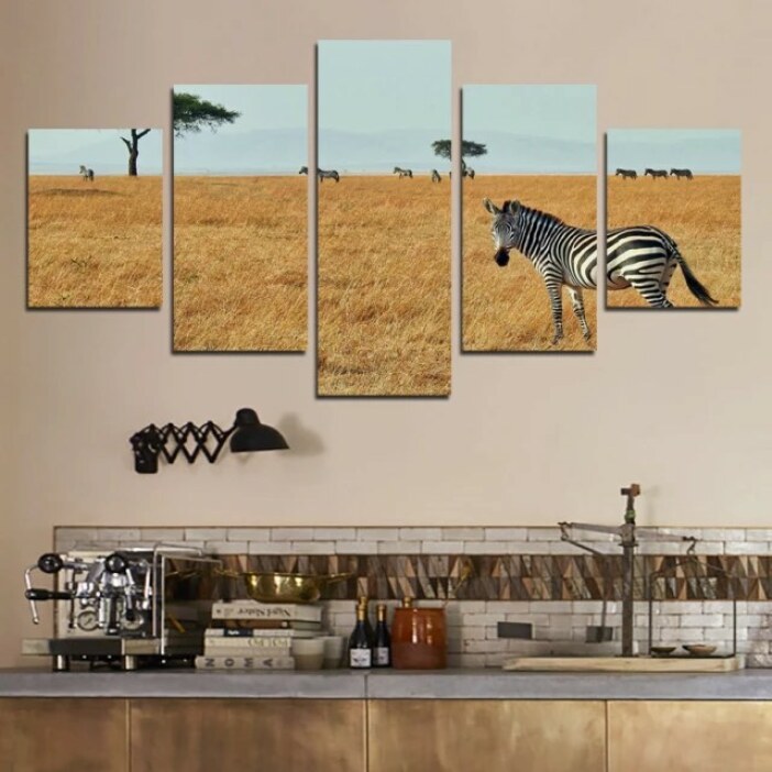 Tableau africain zèbres dans la savane sèche. Bonne qualité, original, accrochée sur un mur au dessus d'un paillasse dans une cuisine