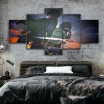 Tableau attaque des titans Levi et Eren avec épée sanglante. Bonne qualité, original, accrochée sur un mur au dessus d'un lit dans une maison