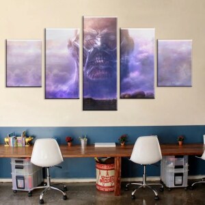 Tableau attaque des titans Titan colossal dans un orage. Bonne qualité, original, accrochée sur un mur au dessus d'une table dans un salon