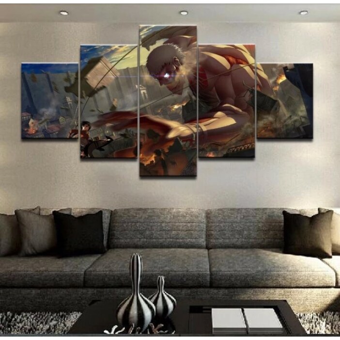 Tableau attaque des titans Titan cuirassé détruisant le village. Bonne qualité, original, accrochée sur un mur au dessus d'un canapé dans un salon
