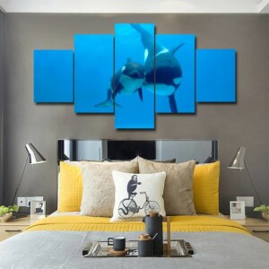 Tableau baleine bébé orque avec sa mère. Bonne qualité, original, accrochée sur un mur au dessus d'un lit dans une maison