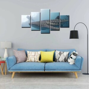 Tableau baleine géante tachetée. Bonne qualité, original, accrochée sur un mur au dessus d'un canapé dans un salon