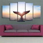 Tableau baleine nageoire au coucher du soleil. Bonne qualité, original, accrochée sur un mur au dessus d'un canapé dans un salon