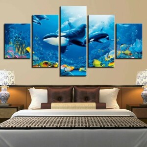 Tableau baleine orques nageant sur le corail.Bonne qualité, original, accrochée sur un mur au dessus d'un lit dans une maison