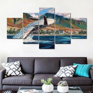 Bonne qualité, original, accrochée sur un mur au dessus d'un canapé dans un salon. Bonne qualité, original, accrochée sur un mur au dessus d'un canapé dans un salon