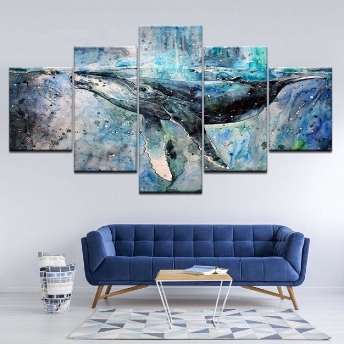 Tableau baleine style peinture. Bonne qualité, original, accrochée sur un mur au dessus d'un canapé dans un salon