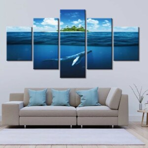 Tableau baleine sur l'île. Bonne qualité, original, accrochée sur un mur au dessus d'un canapé dans un salon