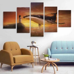 Tableau baleine volante. Bonne qualité, original, accrochée sur un mur au dessus d'un canapé dans un salon