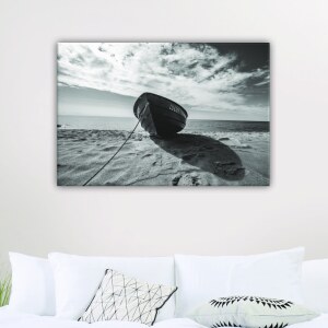 Tableau barque échouée. Bonne qualité, original, accrochée sur un mur au dessus d'un canapé dans un salon