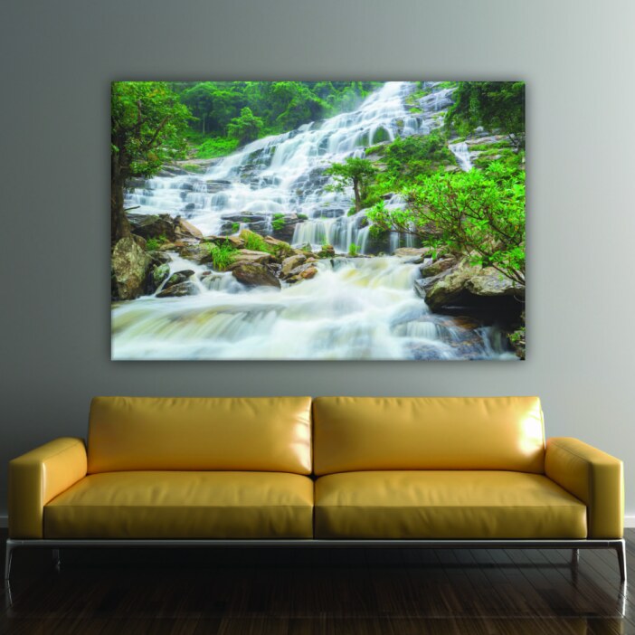 Tableau cascade et montagne. Bonne qualité, original, accrochée sur un mur au dessus d'un canapé dans un salon