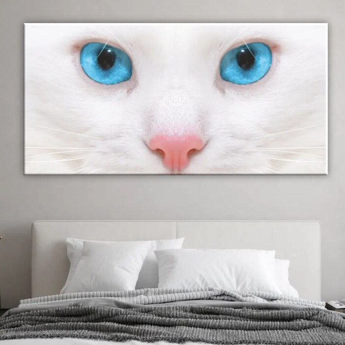 img_Tableau-chat-blanc_01 Tableau chat blanc. Bonne qualité, original, accrochée sur un mur au dessus d'un canapé dans une maison