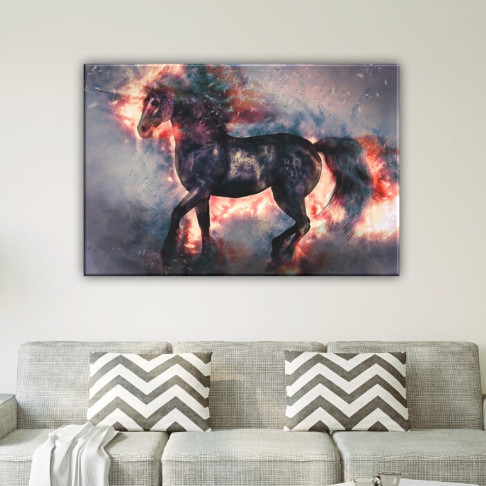 Tableau cheval licorne. Bonne qualité, original, accrochée sur un mur au-dessus d'un canapé dans une maison