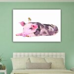 Tableau cochon et poussin. Bonne qualité, original, accrochée sur un mur au-dessus d'un lit dans une maison