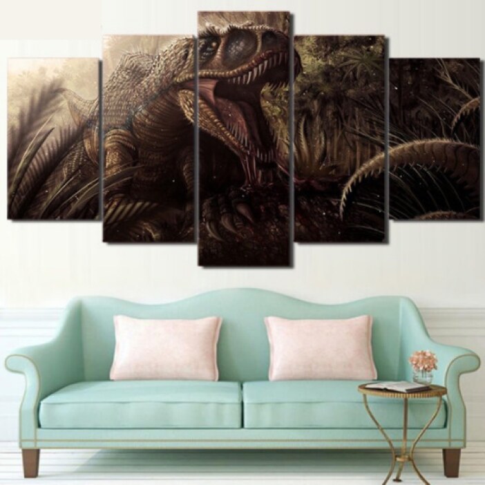 img_Tableau-dinosaure-a-lattaque_02 Tableau dinosaure à l'attaque. Bonne qualité, original, accrochée sur un mur au dessus d'un canapé dans un salon.