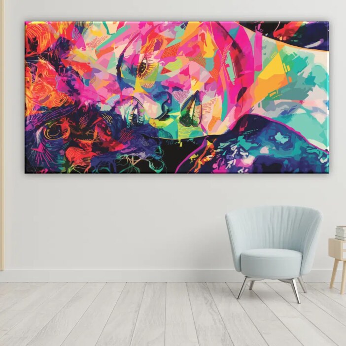 femme géométrique multicolore. 08:37 Bonne qualité, original, accrochée sur un mur au dessus d'un chaise dans un salon