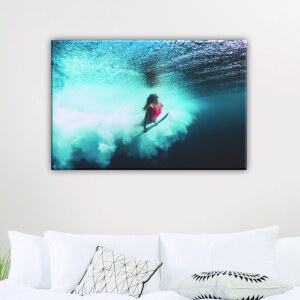 Tableau femme surf. Bonne qualité, original, accrochée sur un mur au dessus d'un canapé dans un salon