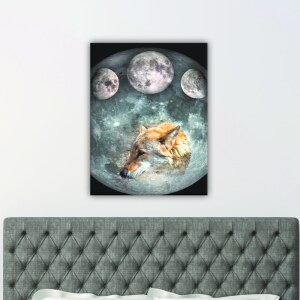 Tableau loup lunes. Bonne qualité, original, accrochée sur un mur au dessus d'un canapé dans un salon