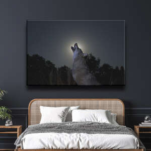 Tableau loup qui hurle sous la neige. Bonne qualité et à la mode accrochée au-dessus d'un lit avec deux table de nuit