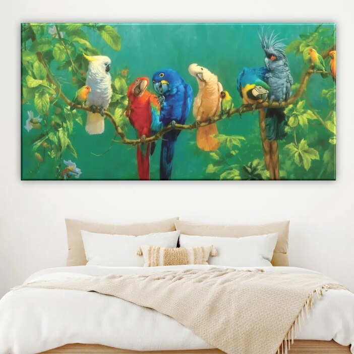 Tableau oiseaux exotiques. Bonne qualité, original, accrochée sur un mur au dessus d'un lit dans un salon