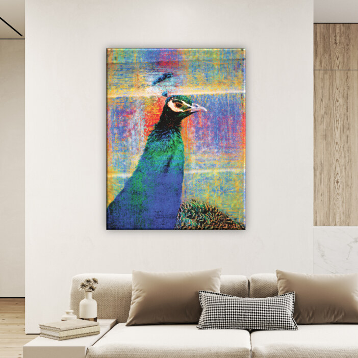 Tableau peinture de paon. Bonne qualité, original, accrochée sur un mur au dessus d'un canapé dans un salon
