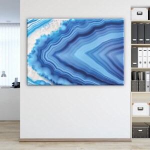 Tableau pierre d'agate cristal bleu. Bonne qualité, original, accrochée sur un mur dans un salon