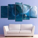 Tableau requin bouche ouverte dans la vague. Bonne qualité, original, accrochée sur un mur au dessus d'un canapé dans un salon