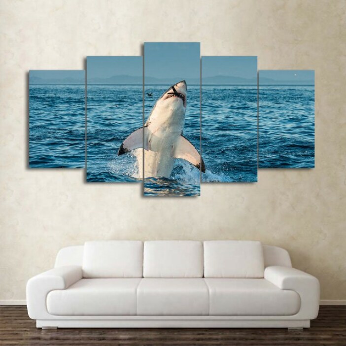 img_Tableau-requin-chassant-sa-proie-hors-de-leau_01 Tableau requin chassant sa proie hors de l'eau. Bonne qualité, original, accrochée sur un mur au dessus d'un canapé dans un salon